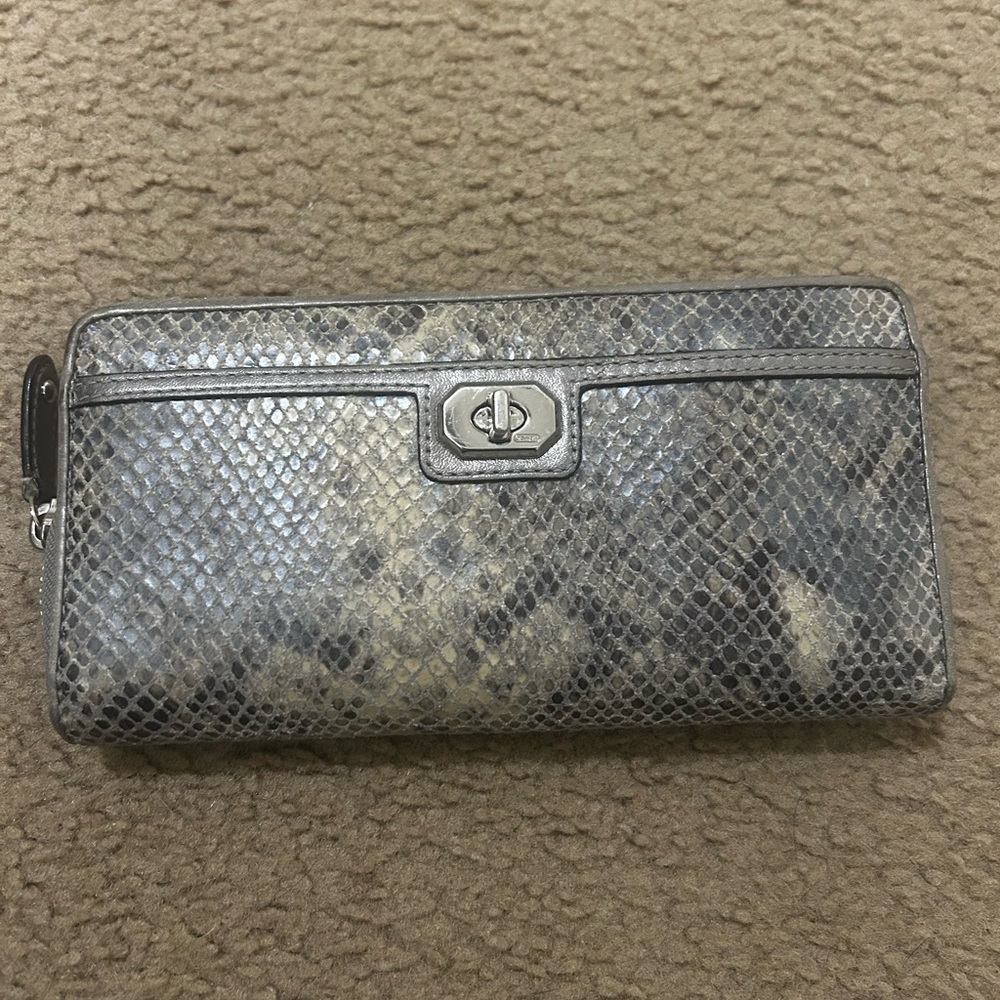 Elegant Gray Snakeskin Wallet